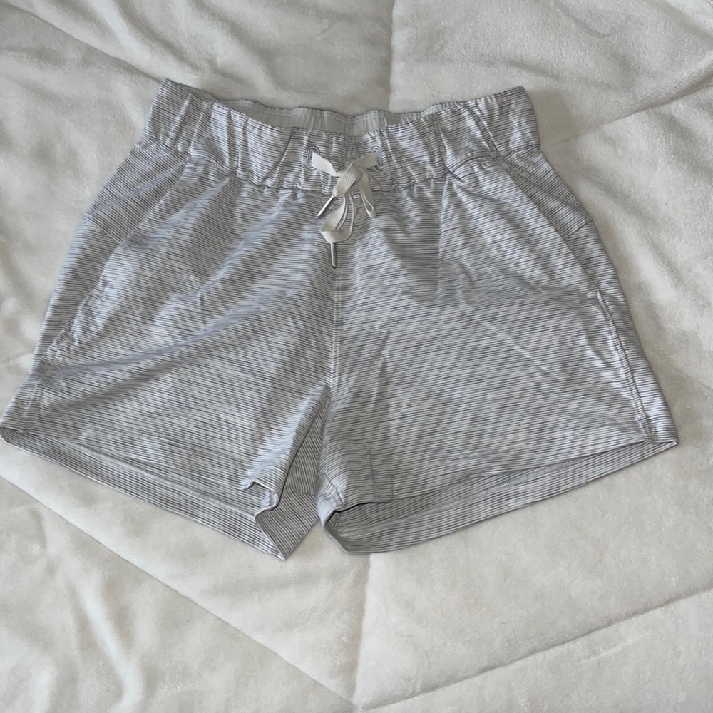 Lululemon On The Fly Short 2.5", grey heather, size 2